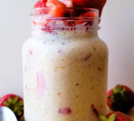 High Protein Strawberries and Cream Overnight Oats (Fresas con Crema)